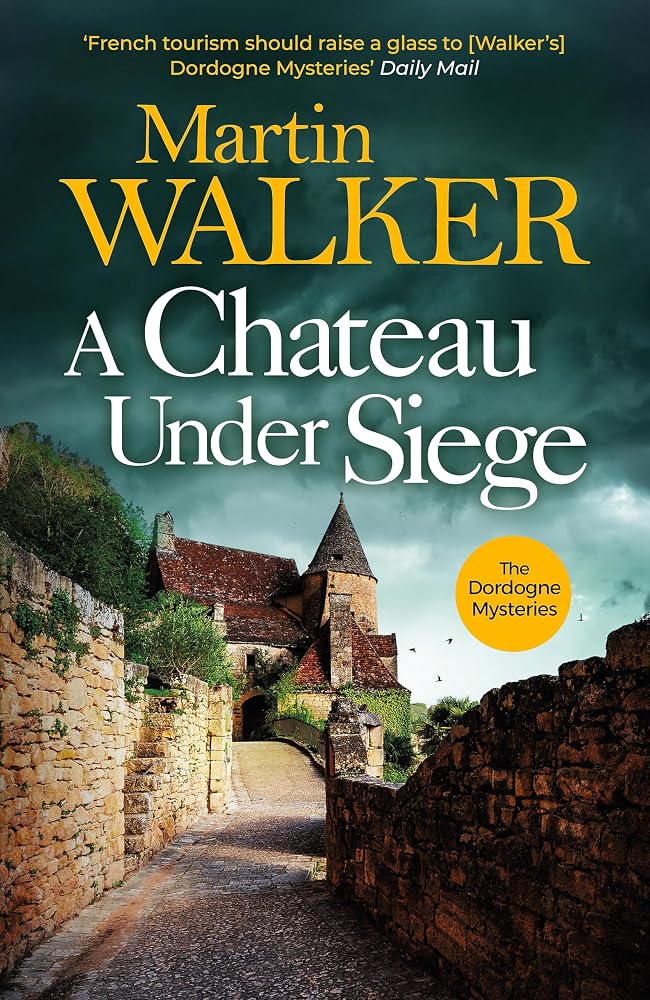 Quercus Publishing A Chateau Under Siege Heartstopping new case for Frances favourite country cop (The Dordogne Mysteries). cover image